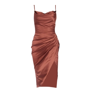Robe en satin caramel à bretelles, col bénitier, drapé froncé et fente latérale