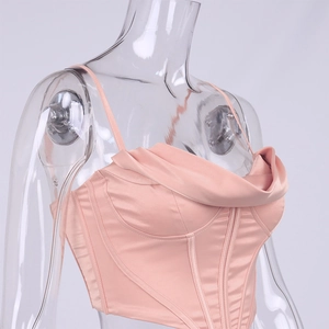 Détail d'un haut corset en satin rose avec col bénitier et structure à baleines vintage