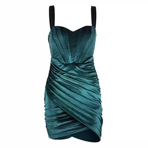 Mini-robe moulante en velours vert foncé avec fines bretelles et bustier structuré