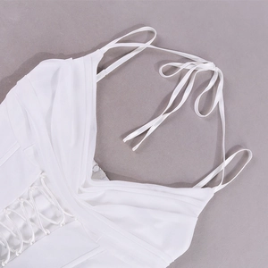 Détail du haut corset blanc avec fines bretelles réglables et laçage croisé sur le côté