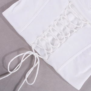 Détails du corset blanc avec texture en maille nid d'abeille et laçage croisé au dos