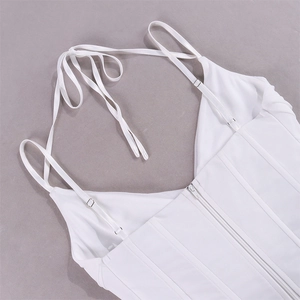 Détails d'un corset blanc avec coutures baleines et fermeture éclair au dos