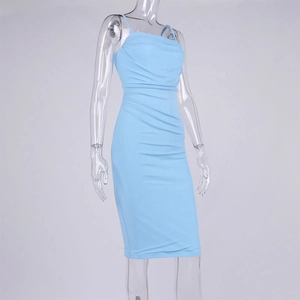 Détail de la robe midi bleu clair montrant la texture froncée et la coupe ajustée