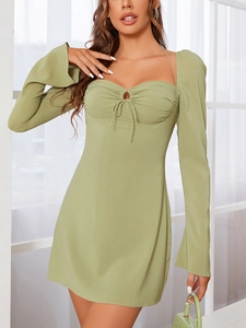 Dettaglio mini abito verde chiaro con scollo a cuore e fiocco arricciato chic