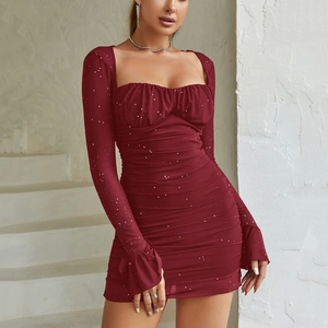 Mini abito di paillettes bordeaux con maniche lunghe, scollo quadrato e tessuto a rete