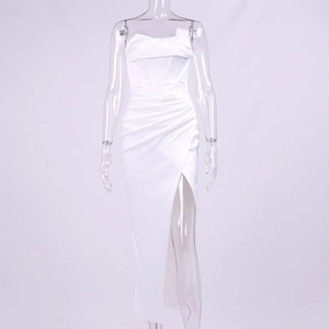 Détail d'une robe en satin blanc bustier avec corsage baleiné et fente haute sexy