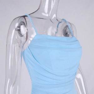 Détail d'une robe en mesh bleu clair avec décolleté plissé élégant et tissu en mousseline