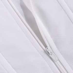 Détail d'une fermeture éclair invisible sur corset en mesh blanc montrant la qualité de couture