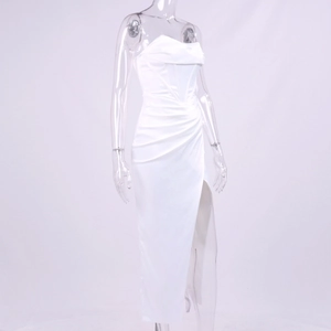 Détail d'une robe bustier blanche moulante avec plis à la taille et une fente latérale haute