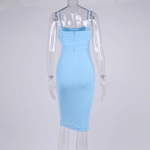 Détail de la fermeture éclair arrière invisible sur une robe mi-longue bleu clair