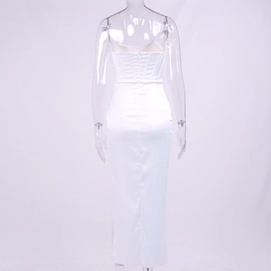 Vue arrière détaillée de la robe longue bustier blanche avec corset et fermeture éclair