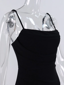 Vue détaillée d'une robe midi noire avec d'élégants plis horizontaux et de fines bretelles