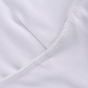 Gros plan sur tissu en maille blanc avec coutures corset et bords plissés délicats