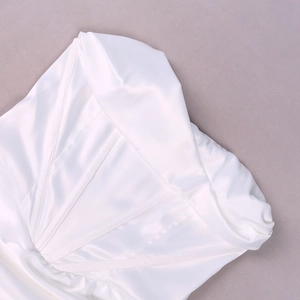 Détail d'une robe en satin blanc avec structure baleinée et décolleté plissé chic