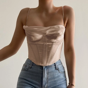 Corset en satin doré champagne avec col bénitier et détails baleinés pour femme