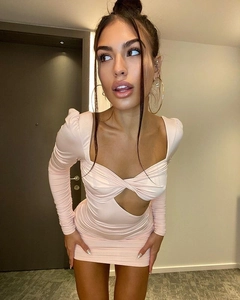 Détail de la robe moulante rose clair avec col carré et découpe à nœud torsadé