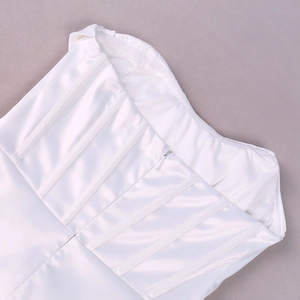 Détails du haut tube en satin blanc montrant la fermeture éclair invisible et l'anti-glisse