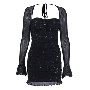 Abito corto nero con paillettes e maniche in rete con bordi a volant eleganti