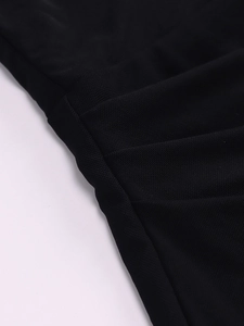 Détail du tissu en maille noire avec plis et fronces sur une robe sexy