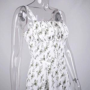 Detailansicht der gerafften Brust und der zarten Kordel am geblümten Sommerkleid