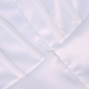Gros plan détaillé des coutures du corset en satin blanc et des baleines de la robe