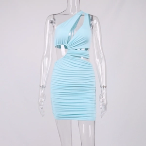 Détail d'une mini-robe bleu clair à une épaule avec découpe et texture froncée