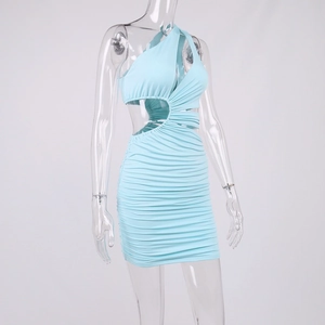 Détail de la robe moulante bleu clair avec découpes latérales et tissu à fronces soigné