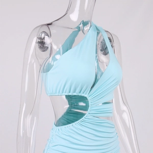 Détail de la robe bleu clair à une épaule avec découpe latérale et design plissé