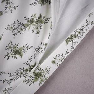 Detail von verdecktem Reißverschluss und Blumenmuster Stoff eines langen Sommerkleid