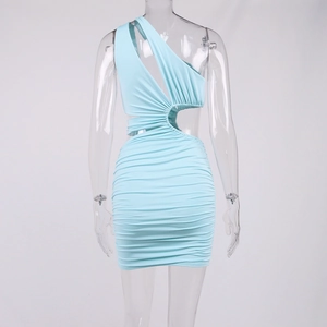 Vue détaillée de la robe moulante bleu clair avec dos évidé et texture froncée élégante