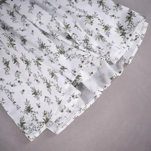 Detail von geblümtem Stoff mit feiner Saumnaht an einem Sommer-Maxikleid