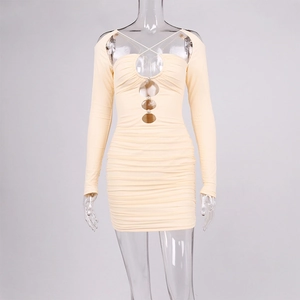 Dettaglio del mini abito giallo chiaro con fibbie di strass e design con cut-out verticali