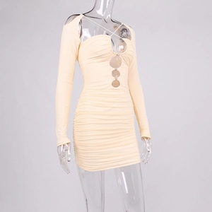 Dettaglio del vestito beige in rete con strass e tagli su tessuto drappeggiato a maniche