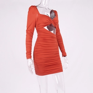 Détails de la mini robe orange froncée montrant le col en V croisé et la découpe sexy
