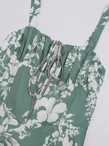 Detail eines Sommerkleides mit Blumenmuster, Spaghettiträgern und Kordelzug am Dekolleté