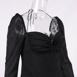 Abito corto nero sexy con scollo a quadrato, design a pieghe e maniche lunghe trasparenti