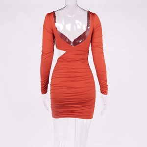 Détail du dos nu froncé et des découpes à la taille sur une mini robe rouge rouille