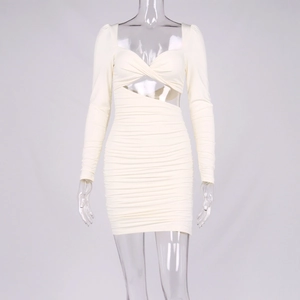 Détail du tissu froncé et de la découpe à la taille sur cette mini robe sexy