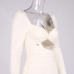 Détail de la robe froncée blanc cassé avec découpe à la poitrine et col carré croisé