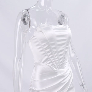 Detail des weißen Satin-Korsettkleids mit eleganten Falten und seidigem Hochglanz-Finish
