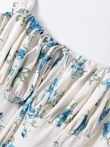 Detailaufnahme mit blauem Rosenmuster und gerafftem Ausschnitt-Design am Sommerkleid