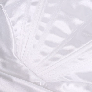 Detailaufnahme der Korsettstäbe und des hochwertigen Satinstoffs am weißen Abendkleid