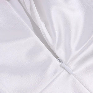 Detail eines hochwertigen verdeckten Reißverschlusses am weißen Satin-Kleidstoff