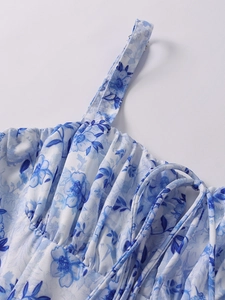Detail des blau-weißen Blumenkleides mit dünnen Trägern und gerafftem Ausschnitt