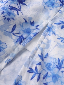 Detailaufnahme von blauem Blumenmuster-Stoff mit elastischen Nähten und Saumverarbeitung