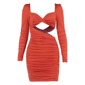Robe mini sexy rouge brique à manches longues avec tissu froncé et découpes à la taille