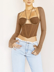 Vue détaillée du bustier en maille marron café avec licou et manches longues transparentes