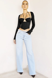 Haut sexy en mesh noir à manches longues avec baleines de corset et jean effiloché