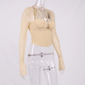 Gros plan détaillé du corset en maille beige avec col carré et manches longues à passe-pouce