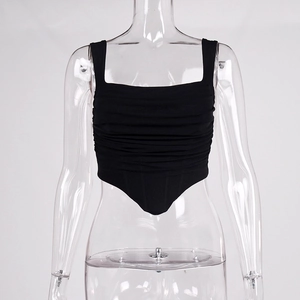 Detail eines schwarzen Korsett-Tops mit Faltenstoff und asymmetrischem Dreieckssaum